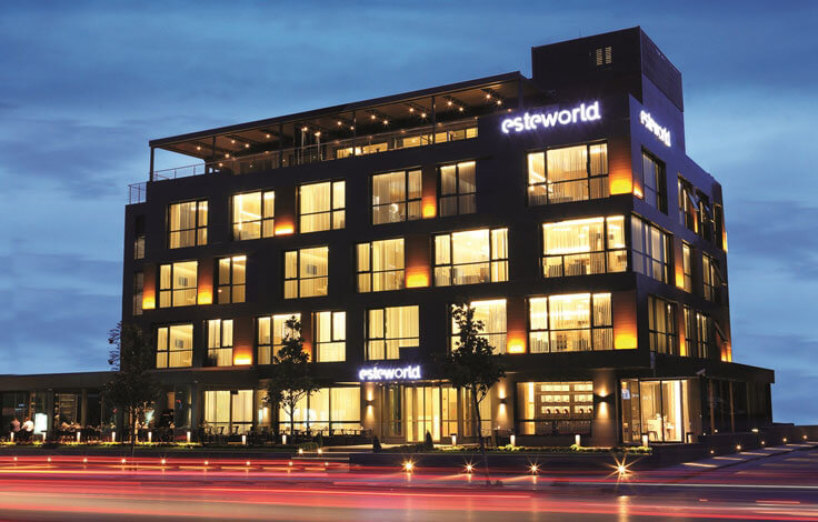 Esteworld Saç Ekimi ve Plastik Cerrahi Sağlık Grubu Altunizade Hastanesi Gece Görünümü