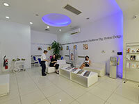 Esteworld Altunizade Kliniği Beyaz Tasarımlı Ferah Hasta Bekleme Salonu ve İkram Kafesi